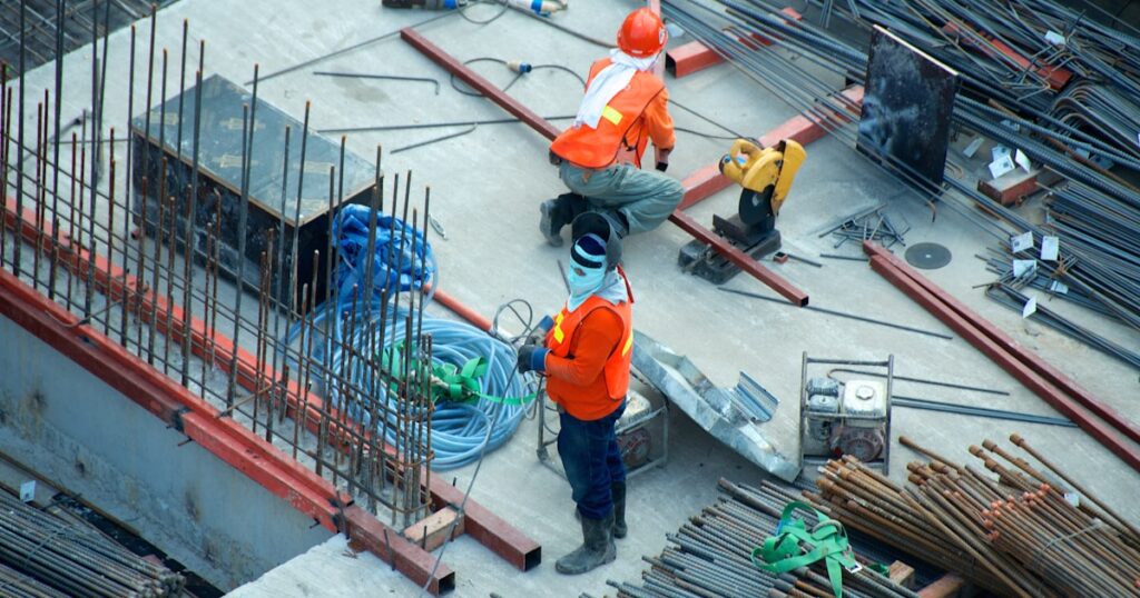 Ingenieur mit Helm auf einer Baustelle