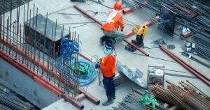 Ingenieur mit Helm auf einer Baustelle