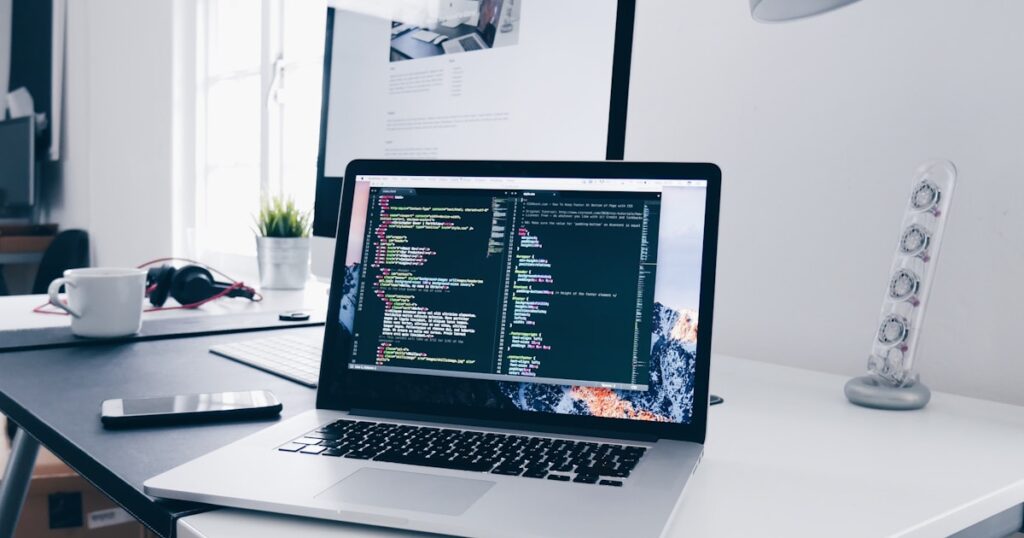 IT-Entwickler am Laptop mit Code