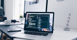 IT-Entwickler am Laptop mit Code