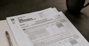 Taschenrechner und Budget für Vermittlungskosten
