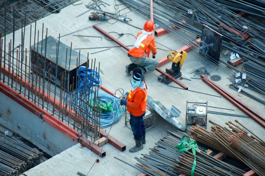 Baustelle mit Kran — Symbol für den Fachkräftemangel bei Baggerfahrern und Bauberufen 2026