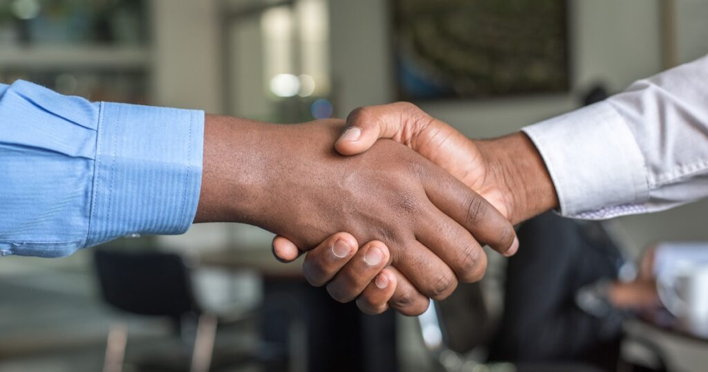 Personalvermittlung ausländische Fachkräfte - Geschäftspartner im Gespräch