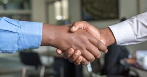 Personalvermittlung ausländische Fachkräfte - Geschäftspartner im Gespräch